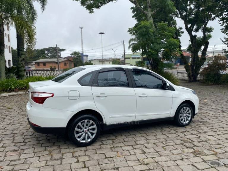 FIAT - GRAND SIENA - 2014/2015 - Branca - R$ 45.000,00